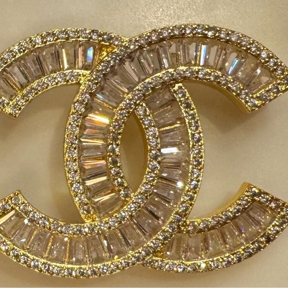 Chanel pin and brooches - Picture 4 of 5